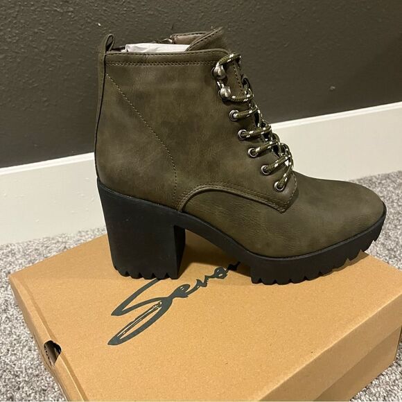 SEVEN7 Women's Flatiron Lug Sole Boots - Picture 13 of 14